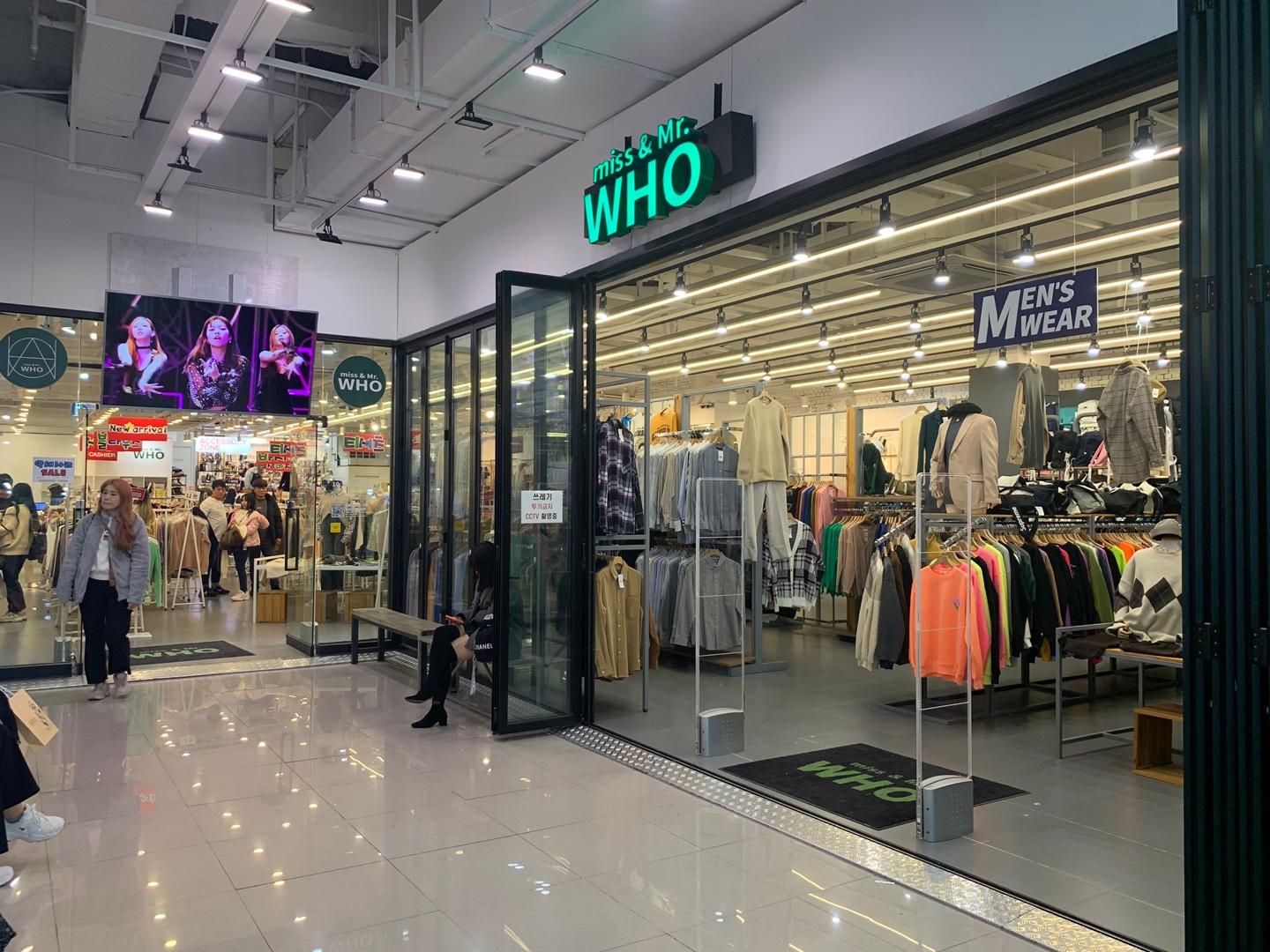 釜山西面地下街的橱窗展示，时尚服饰店，吸引购物欲望的顾客。